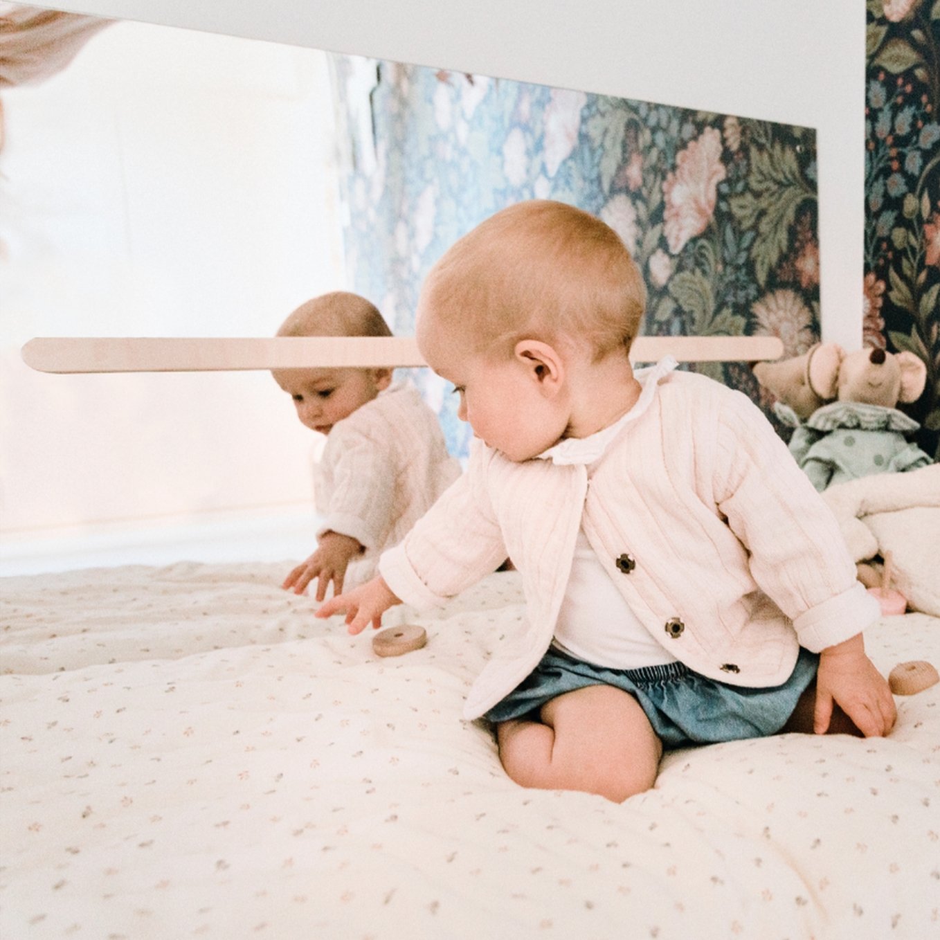 Miroir Montessori avec barre d'appui pour l'éveil et la motricité