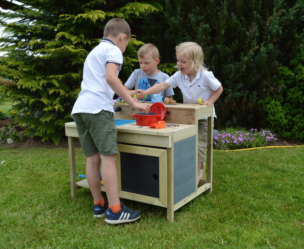 Mudkitchen - sensory stimulation - Monti Family