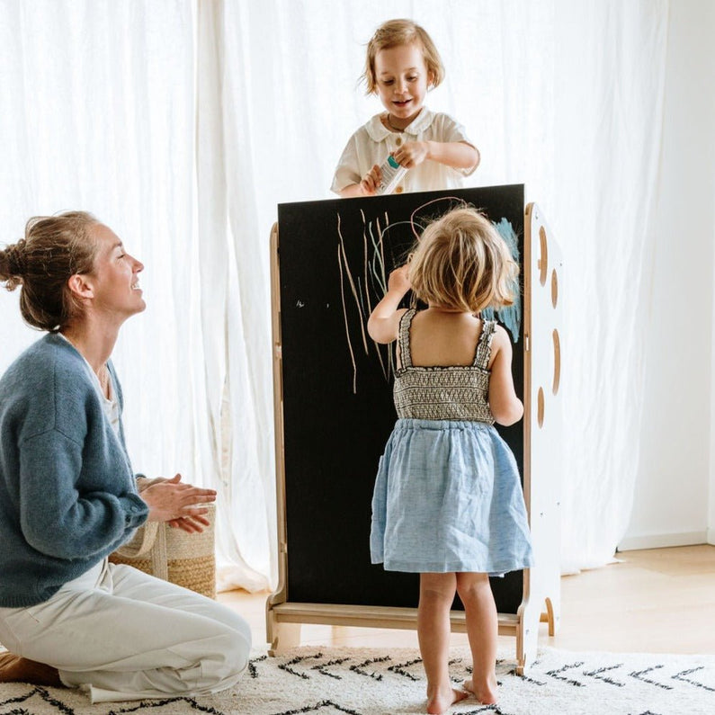 La Torre de Observación Montessori Multi-Usage con su Tobogán de Pizarra - Familia Monti