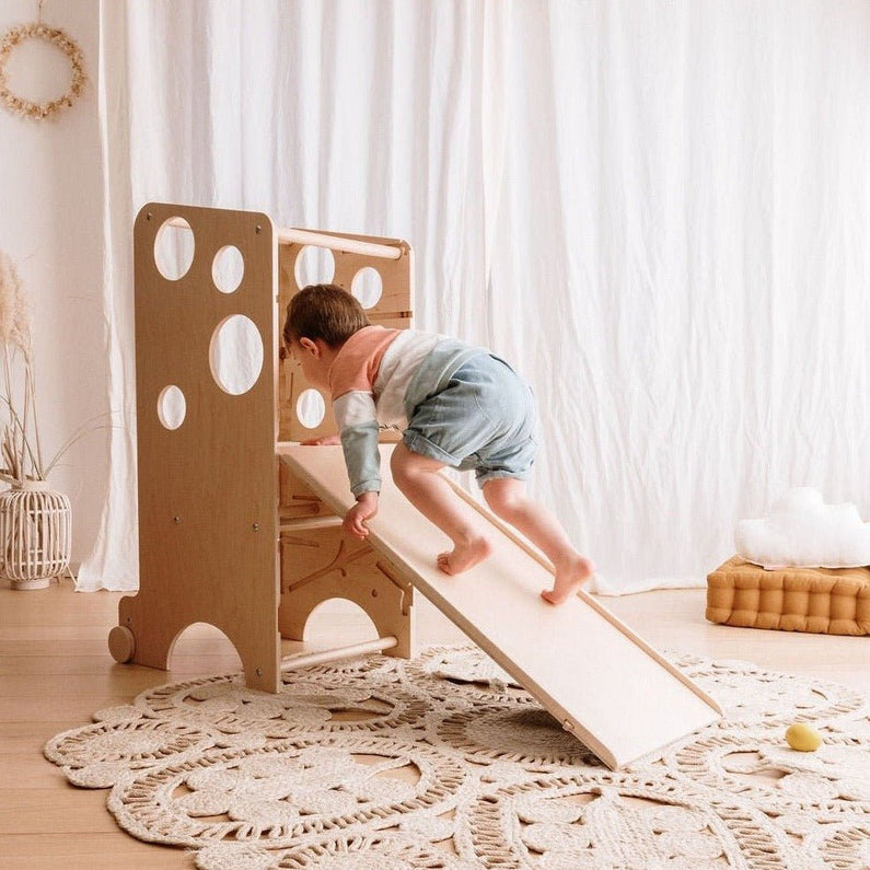 La torre di osservazione multiuso Montessori con il suo scivolo di ardesia - Famiglia Monti